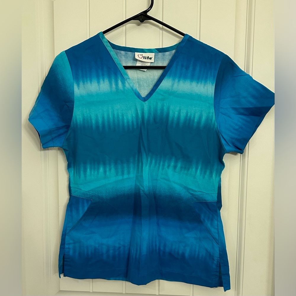 V-life ombre slim fit scrub top. Size small
